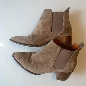 Everlane ‘The Heel’ boot in beige suede